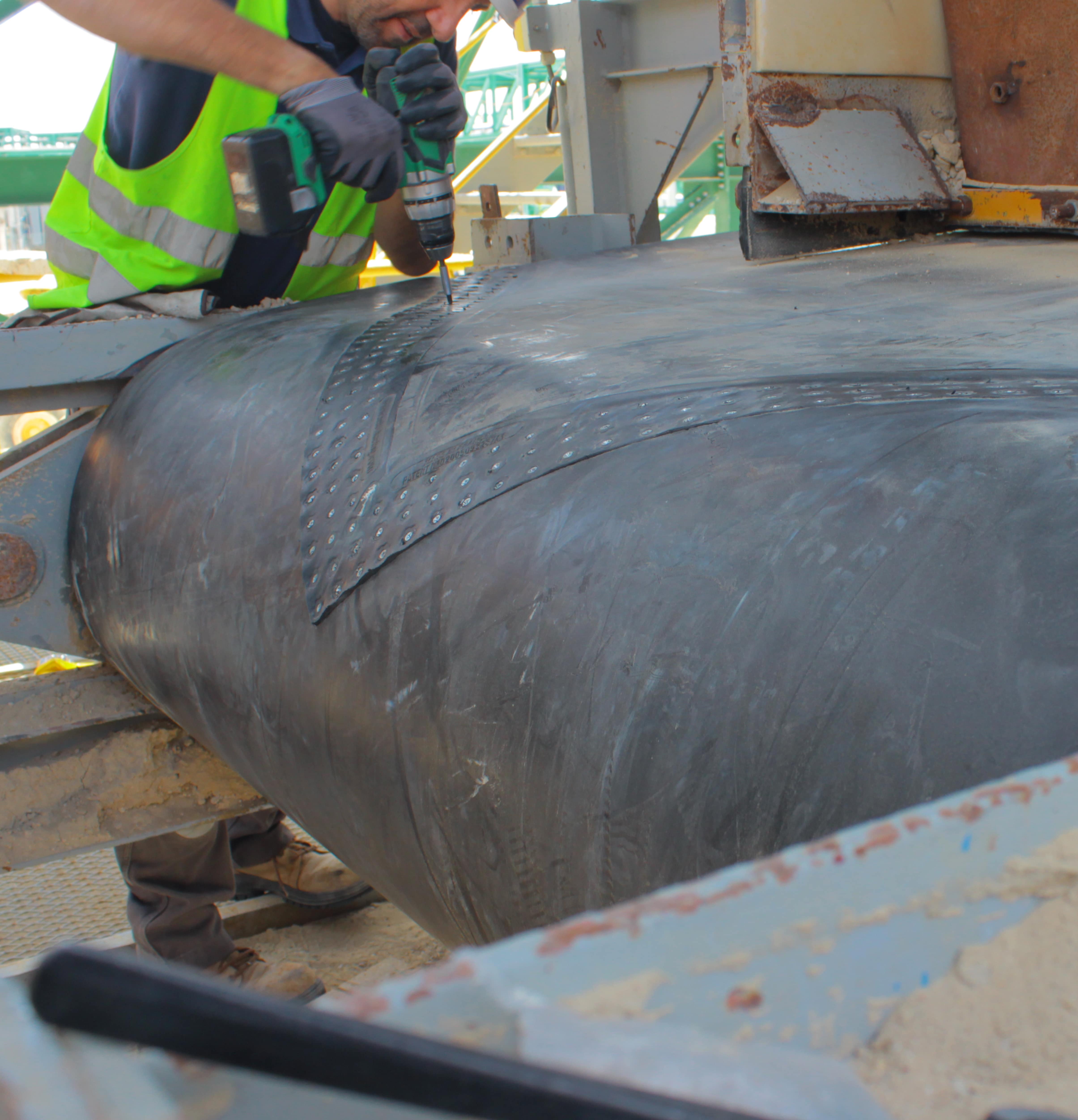 Vissage d'une bande ISC® en caoutchouc