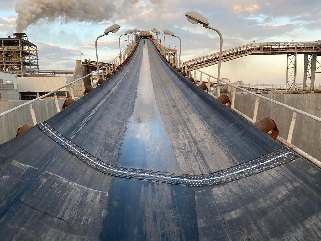 Jonction pour bande lourde dans une cimenterie